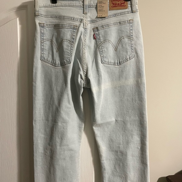 Womens Levi’s Wedgie Straight, light wash jeans. - Picture 5 of 6